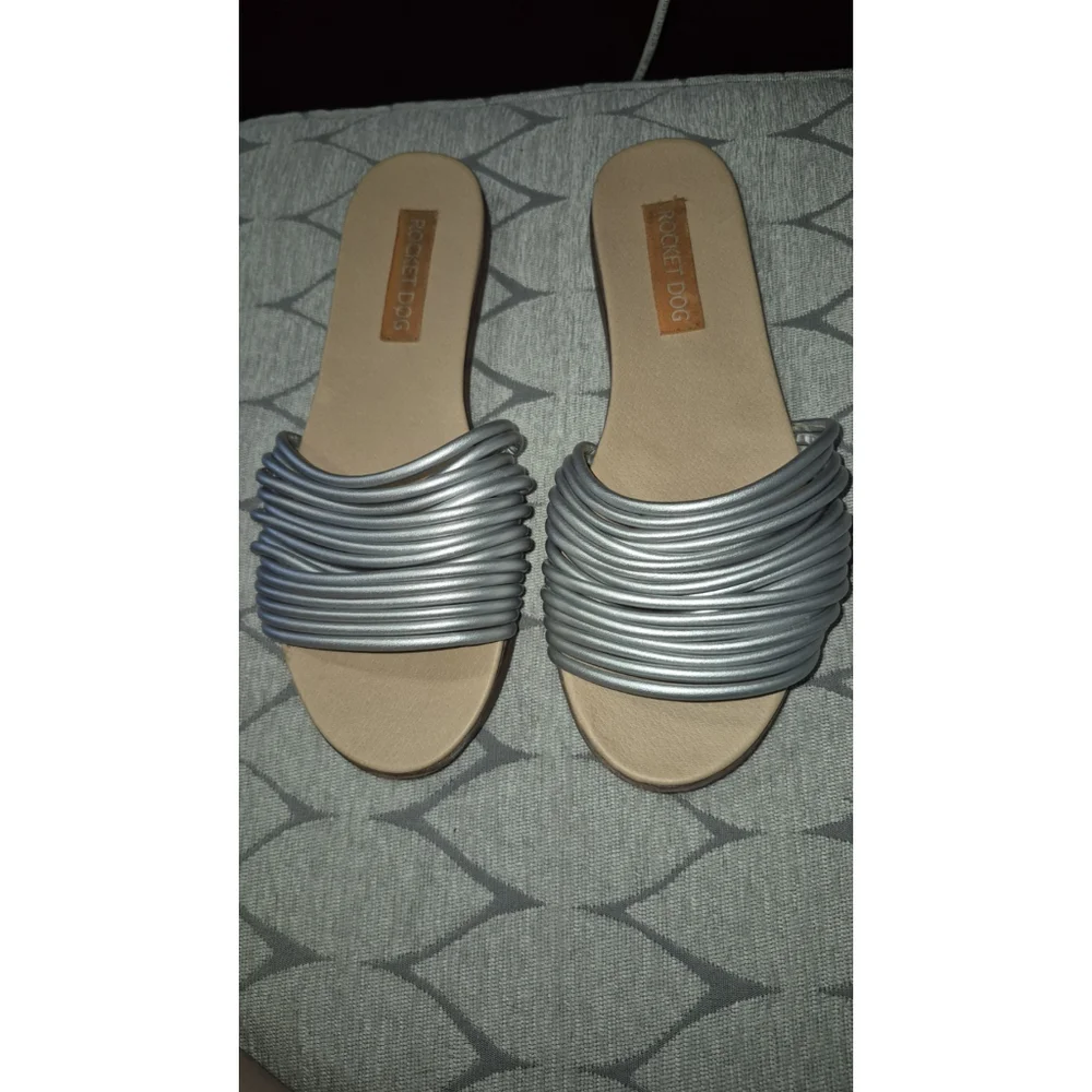 Rocket Dog Womens Nessa Strappy Slide Sandals. SZ 8M. Silver